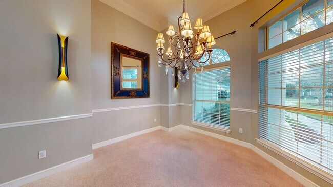 Building Photo - Stunning 5 Bed/4 Bath POOL Home in the bea...