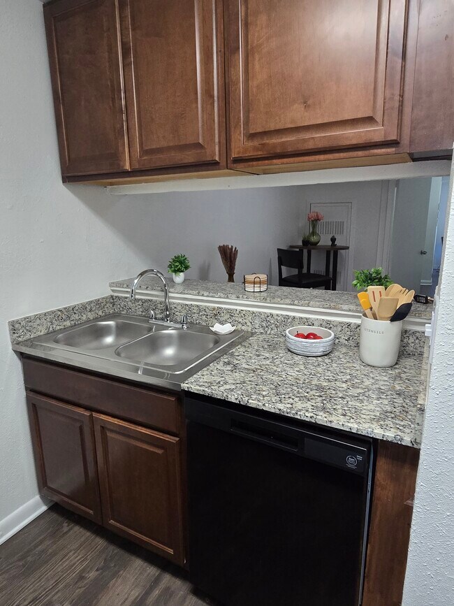 1 dormitorio, 1 baño renovado - San Gabriel Square Apartments