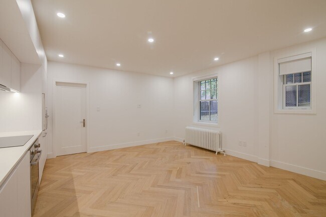 Building Photo - 266 Av. Lansdowne