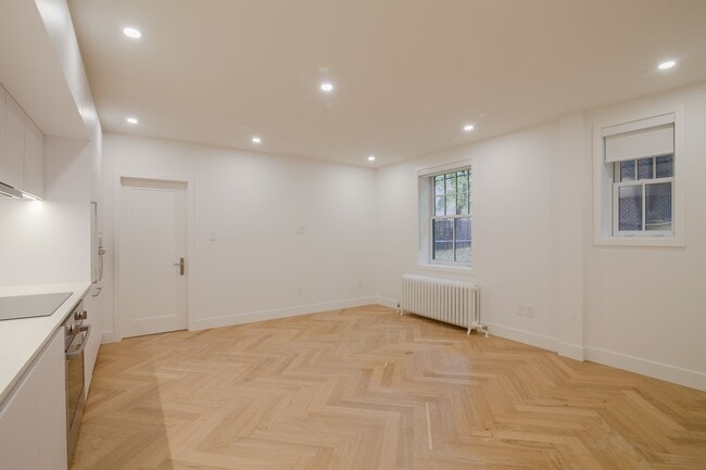 Building Photo - 266 Lansdowne