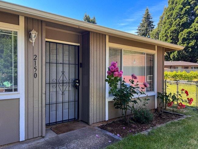 Building Photo - 2BD/1BA DUPLEX W/ GARAGE &YARD IN SALEM