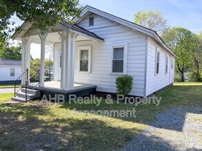 Building Photo - 1104 W Webb Ave