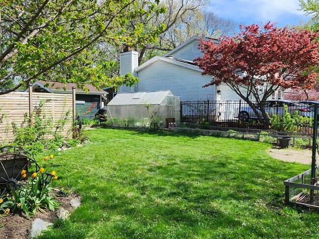 Foto del edificio - 301 Oakbrook Ct