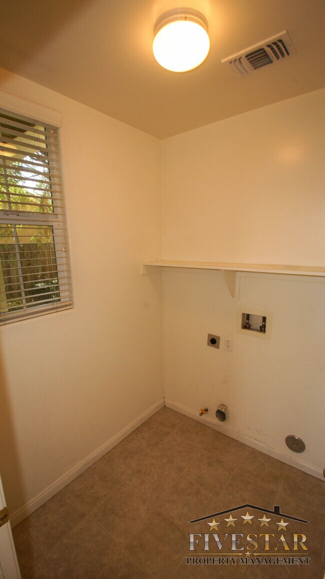 Building Photo - 6630 Silver Moon Dr