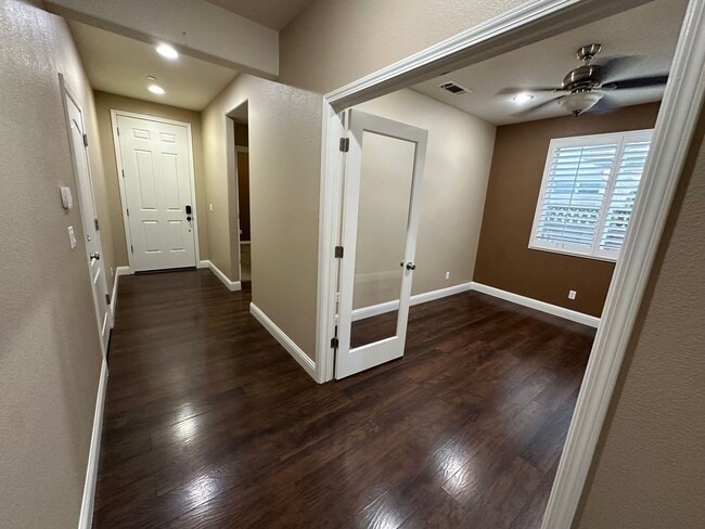 Foto del edificio - Beautiful 4 Bedroom, 3 Full Bath W/ Office...