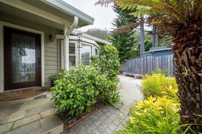 Building Photo - 1032 S Rosita Ct