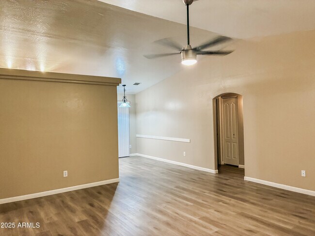 Foto del edificio - 9105 W Raven Dr