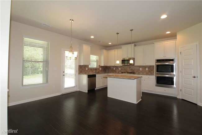 Building Photo - 5 br, 3 bath House - 2805 Ridge Manor Drive