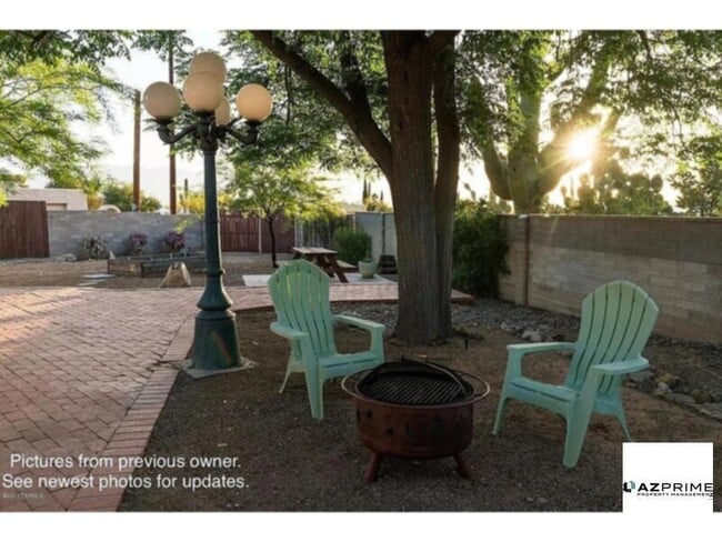 Foto del edificio - This modern desert retreat features polish...