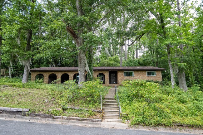 Building Photo - 3/2 Brick home in Old Town