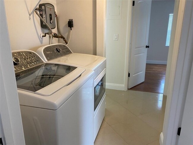 Building Photo - 3216 Coral Ridge Dr