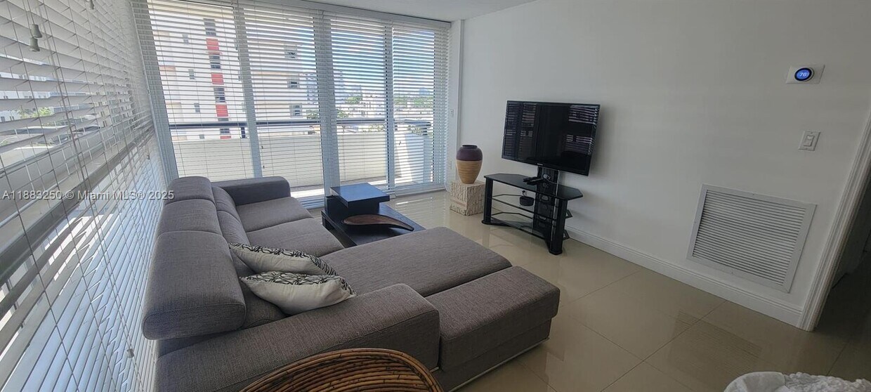 Foto principal - 3200 Collins Ave