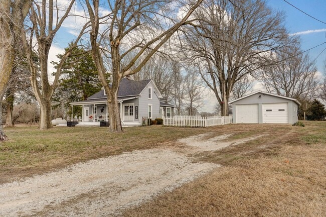 Foto del edificio - Charming Country Home — 4 Bed | 1 Bath | 1,500 Sq Ft
