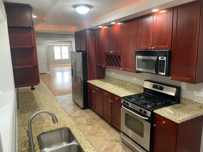 Building Photo - 6234 N Sacramento Ave