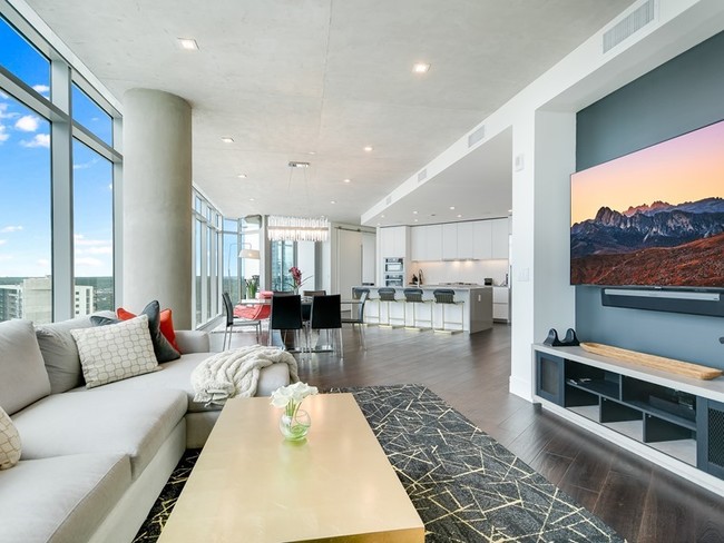 Building Photo - Luxury Condo For Lease