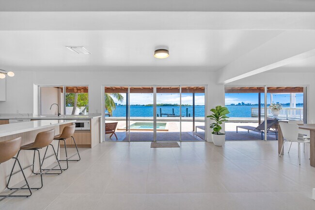 Building Photo - 10935 N Bayshore Dr
