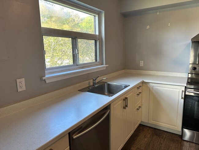 Building Photo - 1033 Ravine Rd