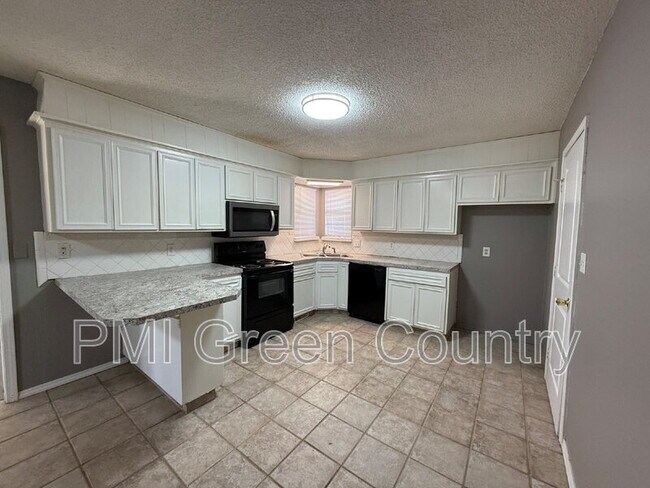 Building Photo - 306 E 3rd St