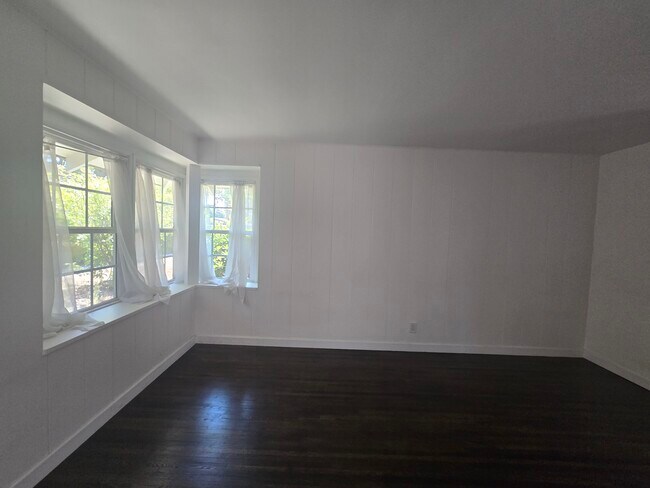 Building Photo - 12811 Oxnard St