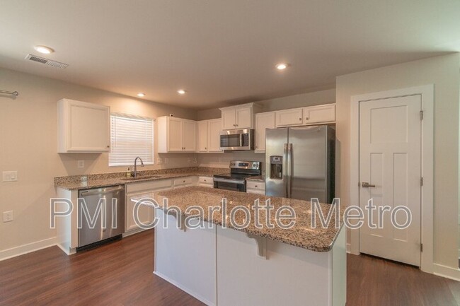 Building Photo - 6048 Bellastead Dr