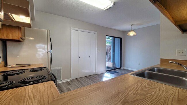 Foto del edificio - 412 N Sea Ln NW