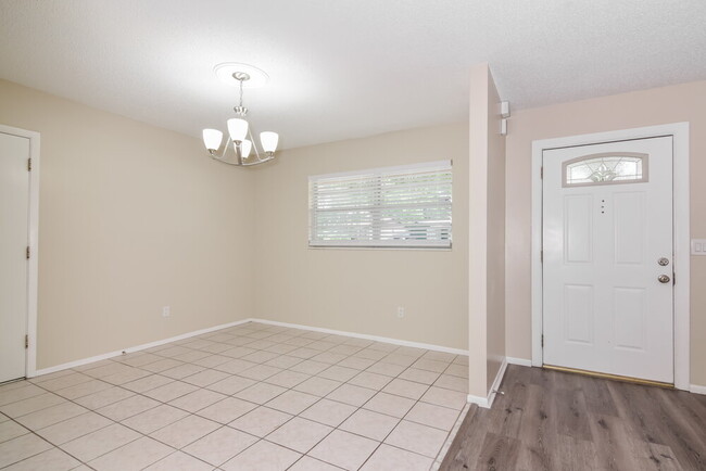 Building Photo - 2451 Glenview Dr