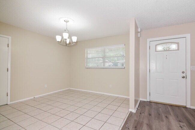 Foto del edificio - 2451 Glenview Dr
