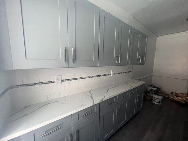 Building Photo - 3810 Greystone Ave