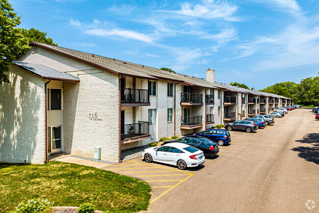 Building Photo - Half Moon Lake Apartments