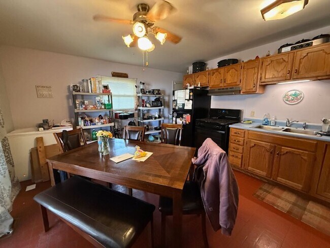 Foto del edificio - 3 Bedroom Home in Prime Location