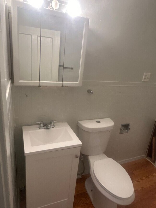 Building Photo - North Collinwood Single Home