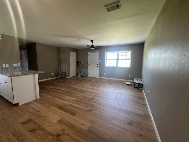 Building Photo - Newly remodoled!
