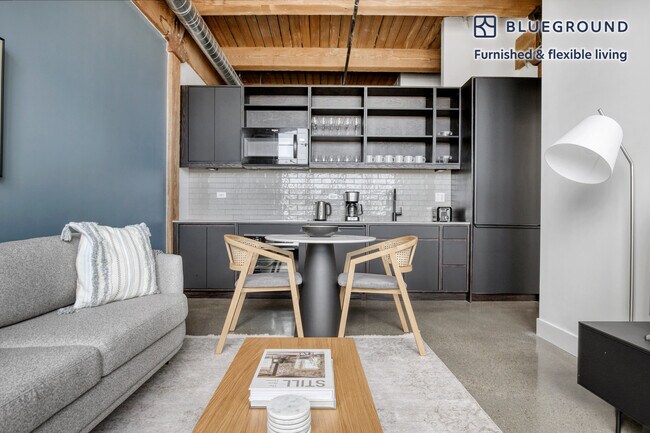 Foto del edificio - 2061 N Southport Ave