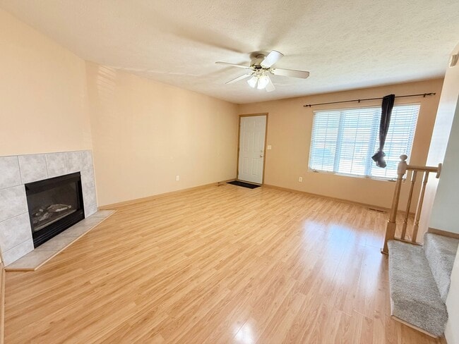 Building Photo - Spacious 3-Bedroom Townhome  – East Bloomington