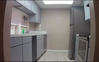 Building Photo - 2824 S Bartell Dr