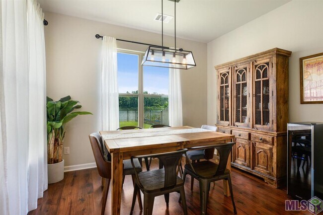 Foto del edificio - 3 Bedroom Home with Stunning Lake Views in Pelican Lakes Subdivision