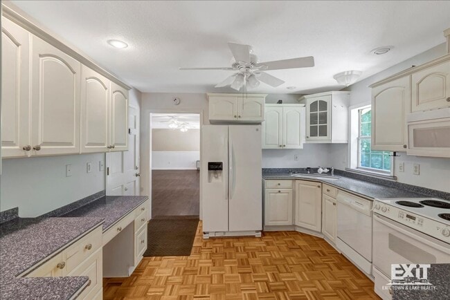 Building Photo - Amazing 4 Bedroom, 3 Bath Home With 2 Kitchens!
