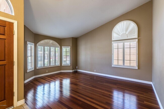 Building Photo - 626 W Mountain Vista Dr