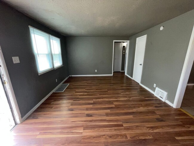 Building Photo - 4 Bedroom/ 1.5 Bathrooms in Kansas City!