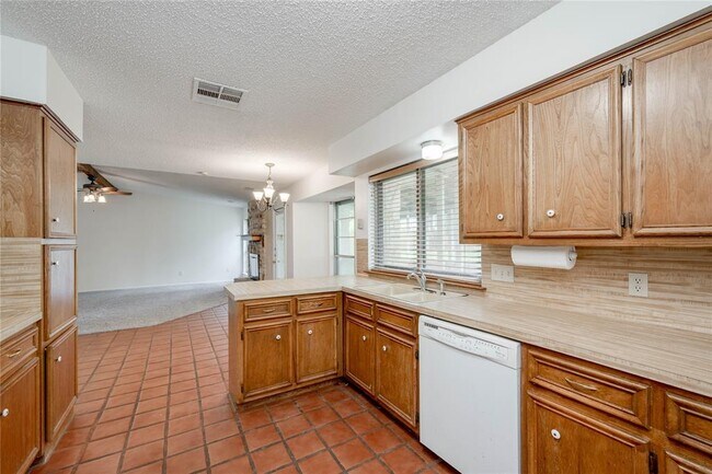 Building Photo - 908 Spring Tree St