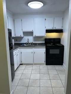 Kitchen - 100 Fountain Ln