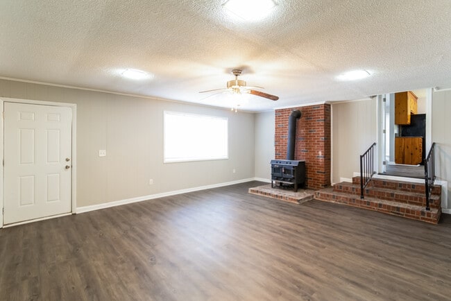 Building Photo - 7031 N Kenwood Dr