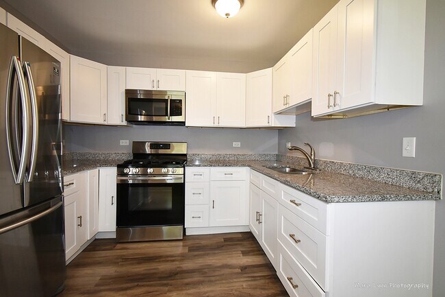 Foto del edificio - 121 Glen Lake Dr