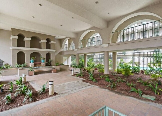 Foto del edificio - Step into luxury living with this exquisite 2 bedroom 2 bath 3rd floor condo at Emerald Villas