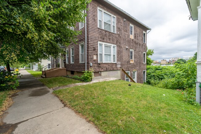 Building Photo - 154 Oak St