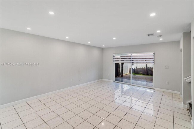 Foto del edificio - 360 NW 114th Ave