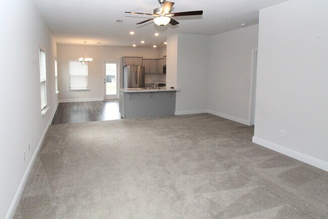 Foto del edificio - 4-Bedroom, 2.5-Bath Home in Southwest Pens...