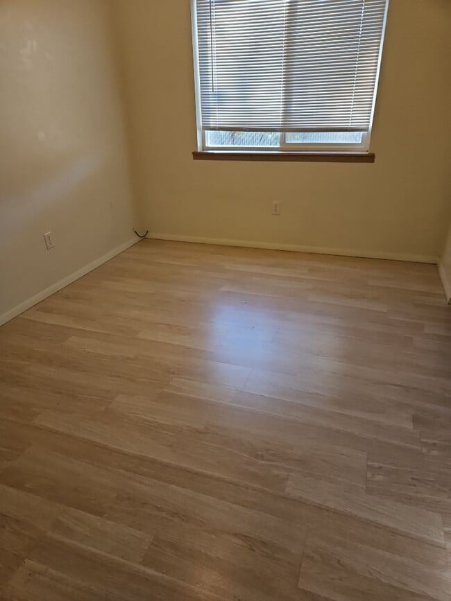 Building Photo - 2 bed/1 bath apartment in NW Medford