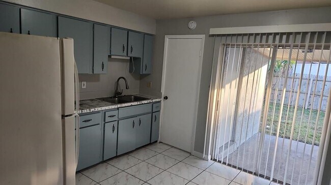 Foto del edificio - 641 School St