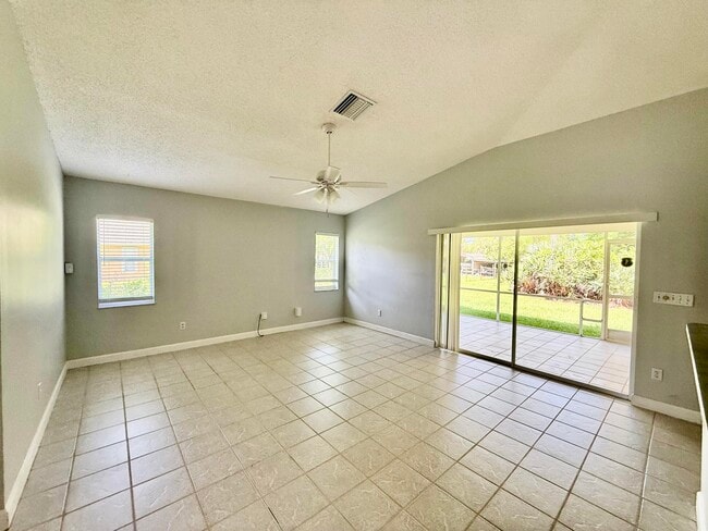 Foto del edificio - 5707 Silver Oak Dr